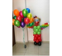 Клоун с облаком из разноцветных шаров