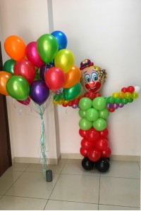 Клоун с облаком из разноцветных шаров