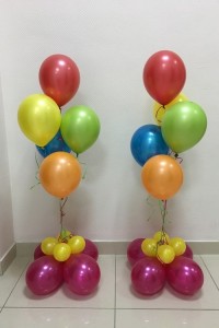 Два цветных фонтана из шаров с основанием