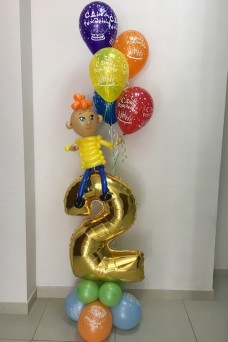 Мальчик с воздушными шариками на цифре 2