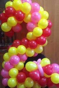 Цифра 2 из шариков с бабочкой