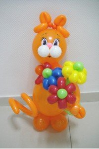 Рыжий кот с цветами