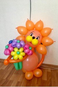 Лёва с цветами