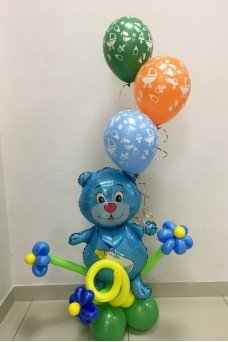 Мишка на клумбе