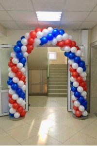 Гирлянда витая триколор на металлической арке
