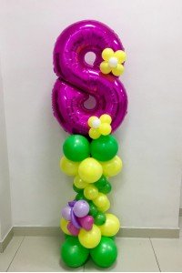 Цифра 8 на стойке из шаров